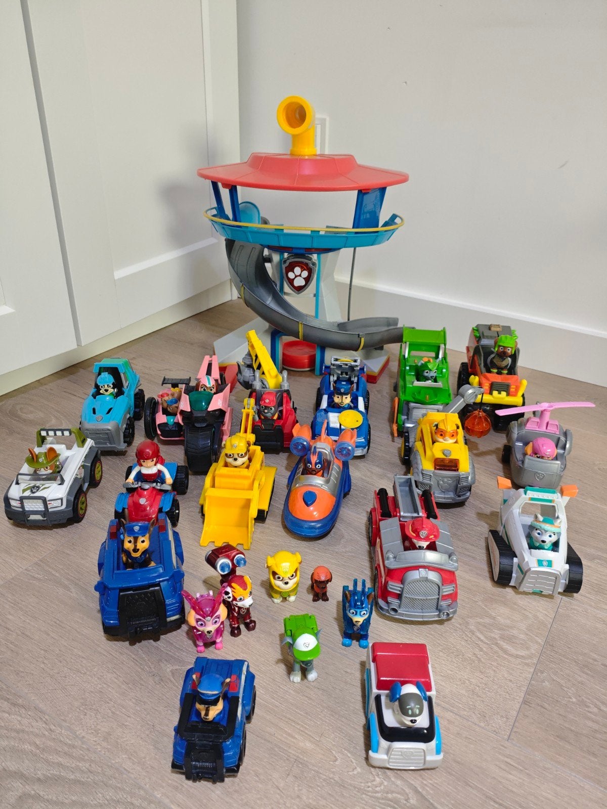 paw patrol. uitkijktoren en 17 auto's en 2x mighty, Ophalen of Verzenden, Zo goed als nieuw