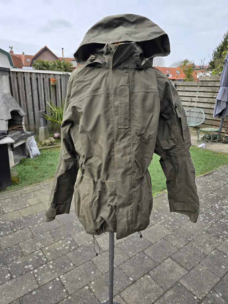 Kl carinthia waterproof jas olive drap, Verzamelen, Militaria | Algemeen, Ophalen of Verzenden, Landmacht, Nederland, Kleding of Schoenen