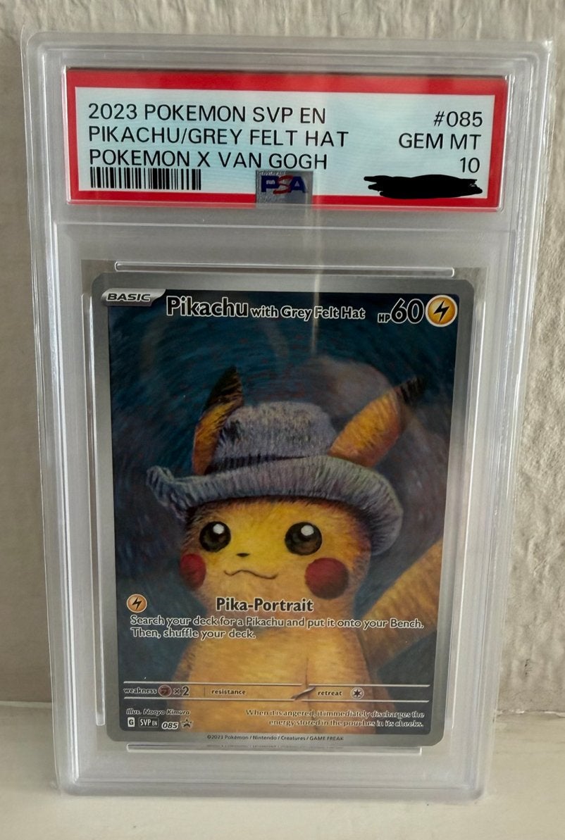 Pokémon Pikachu Grey Felt Hat PSA 10 - Pokémon x Van Gogh, Hobby en Vrije tijd, Ophalen of Verzenden, Nieuw, Losse kaart, Foil