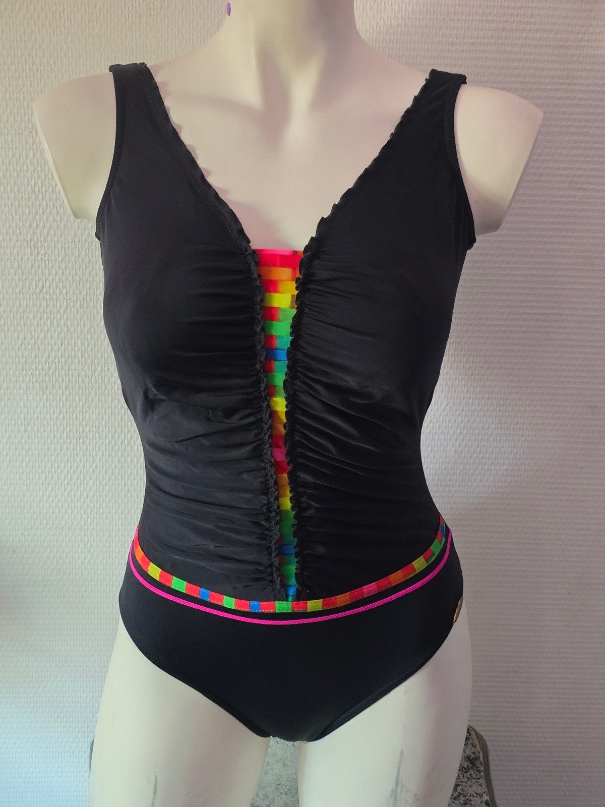 Sunflair Badpak Zwart met Regenboogdetails E-cup/38, Zwart, Badpak, Ophalen of Verzenden, Zo goed als nieuw