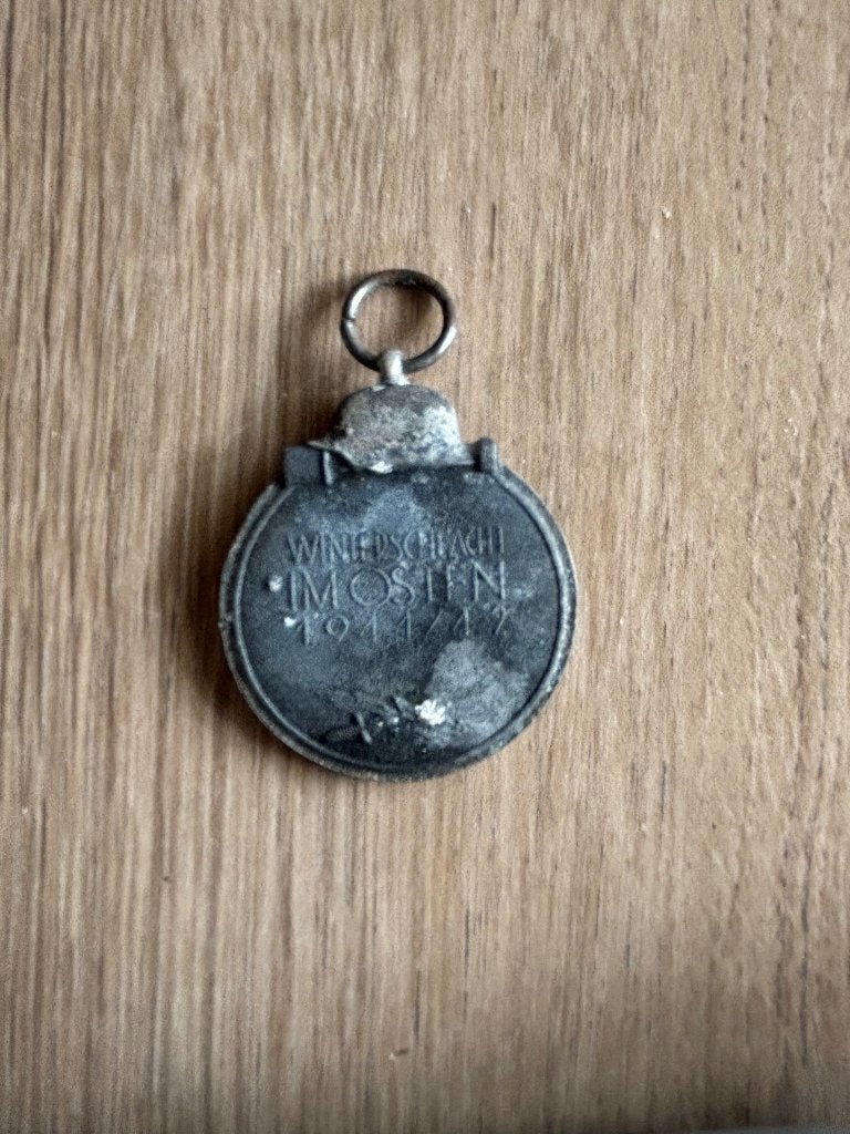 Originele Duitse Ostmedaille WO2 – Gemarkeerd "100", Verzenden, Landmacht, Duitsland, Embleem of Badge