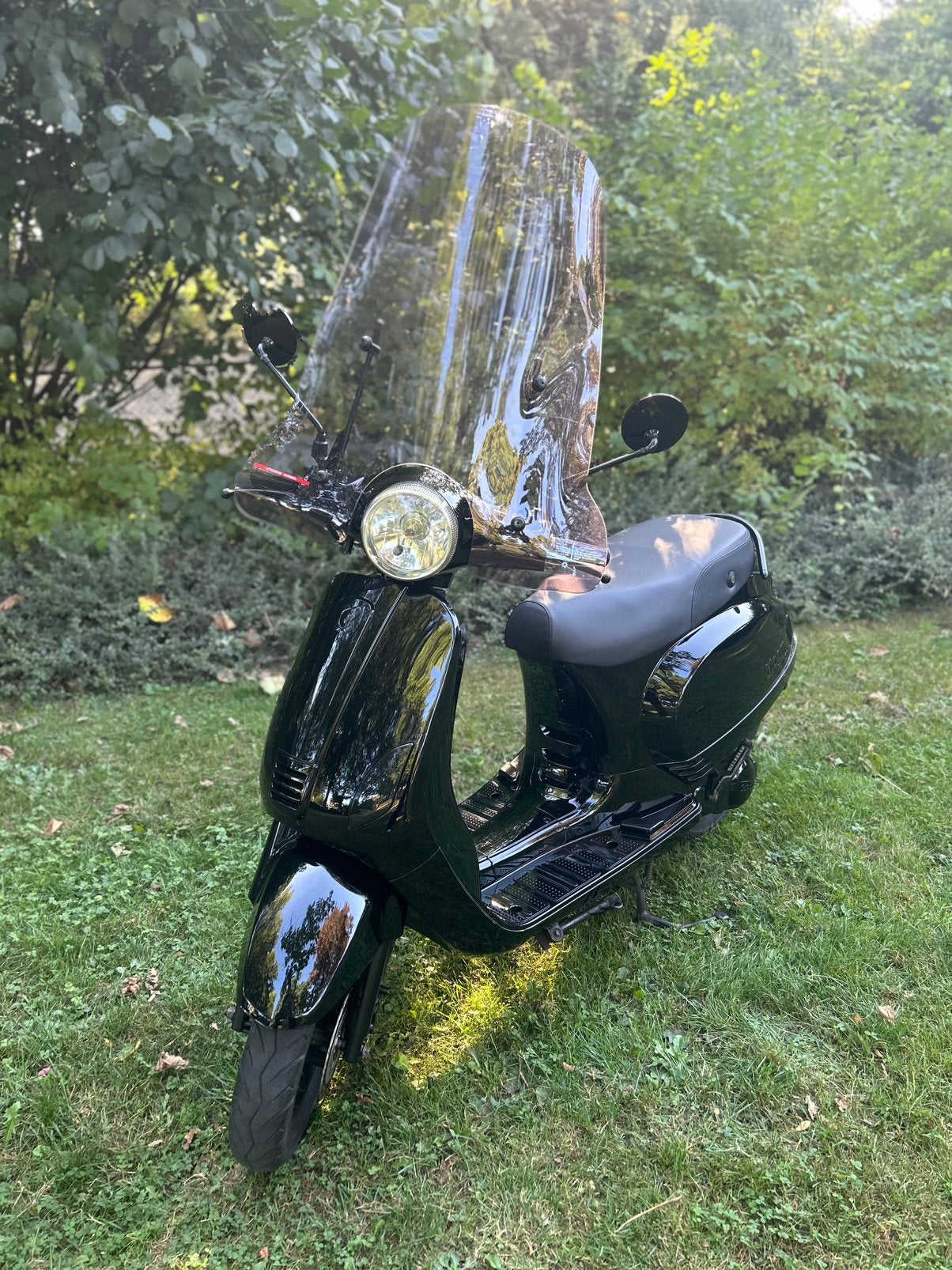 AGM VX50 4T Full Black Edition Scooter Geel 9k kilometer, Fietsen en Brommers, Snorfietsen en Snorscooters, Ophalen, Zo goed als nieuw