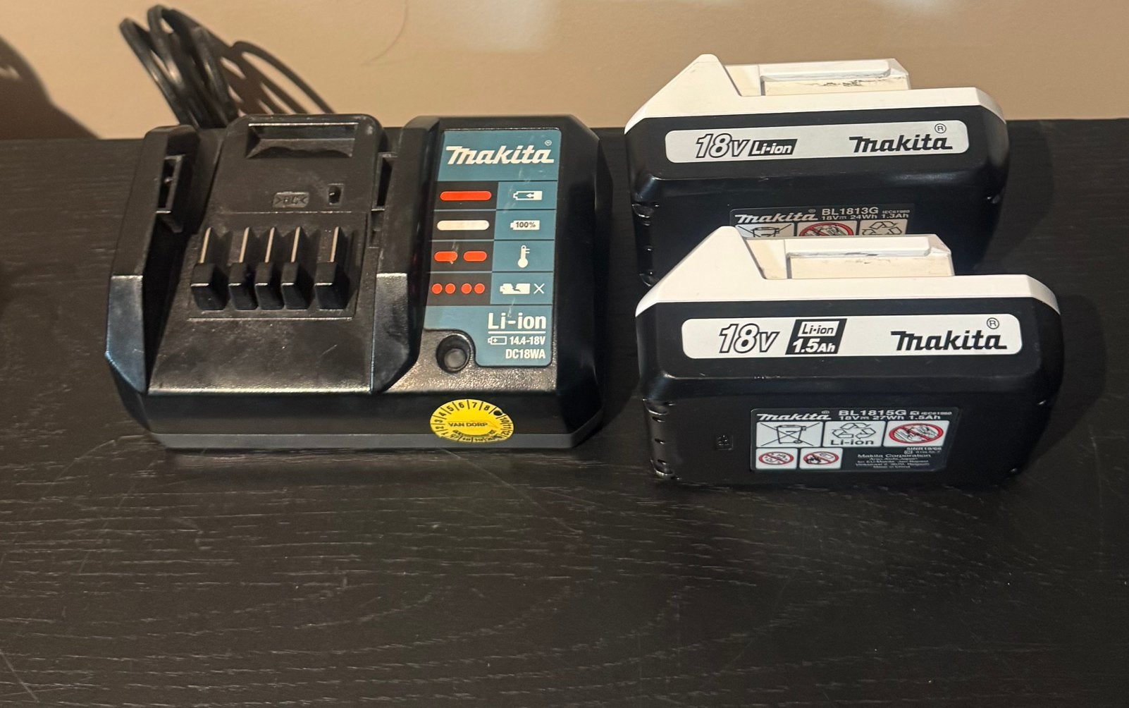 Makita 18v li ion 1,5ah accu 2x + lader BL1815G, Ophalen of Verzenden, Zo goed als nieuw