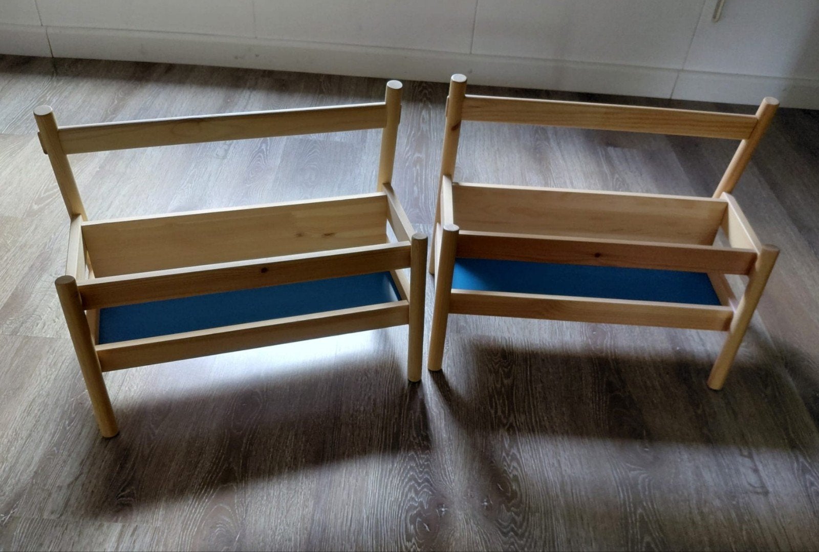 Twee Boekenstandaards beige van Ikea, Zo goed als nieuw, Opbergmeubel, IKEA, Ophalen