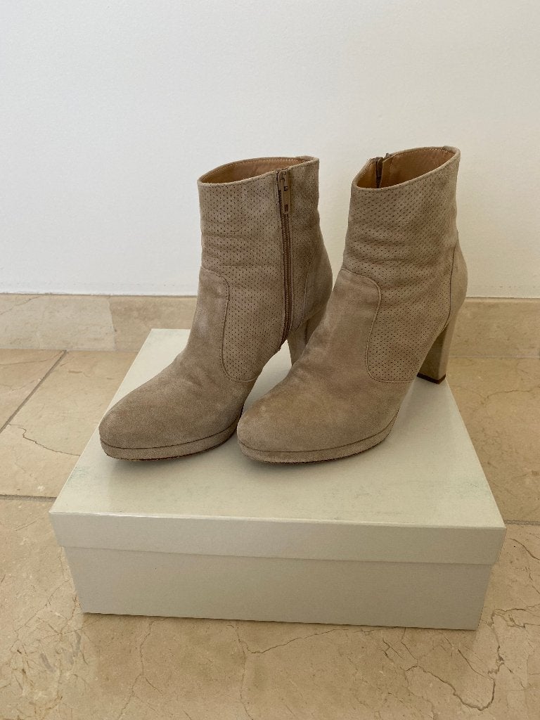 Lilian suède laarzen maat 37 - Zo goed als nieuw, Lilian, Beige, Lage of Enkellaarzen, Ophalen of Verzenden