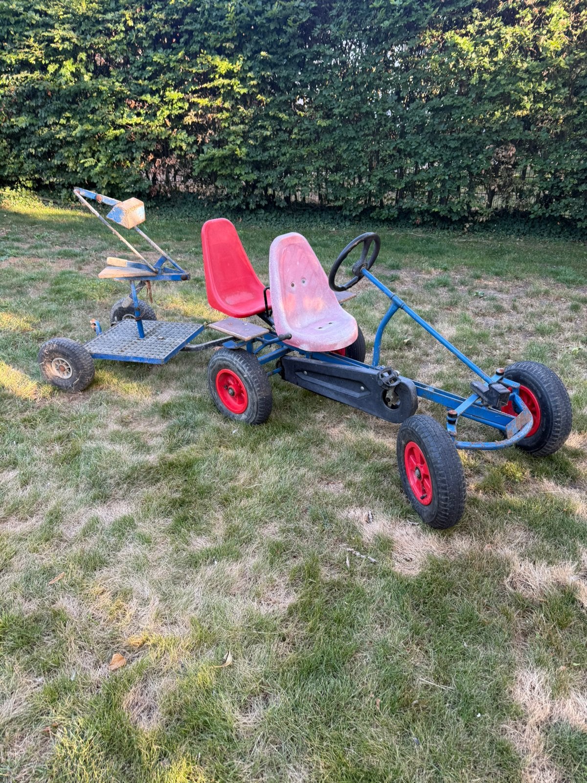 Twee skelters met aanhangers en extra stoeltjes, Ophalen, Gebruikt, Berg