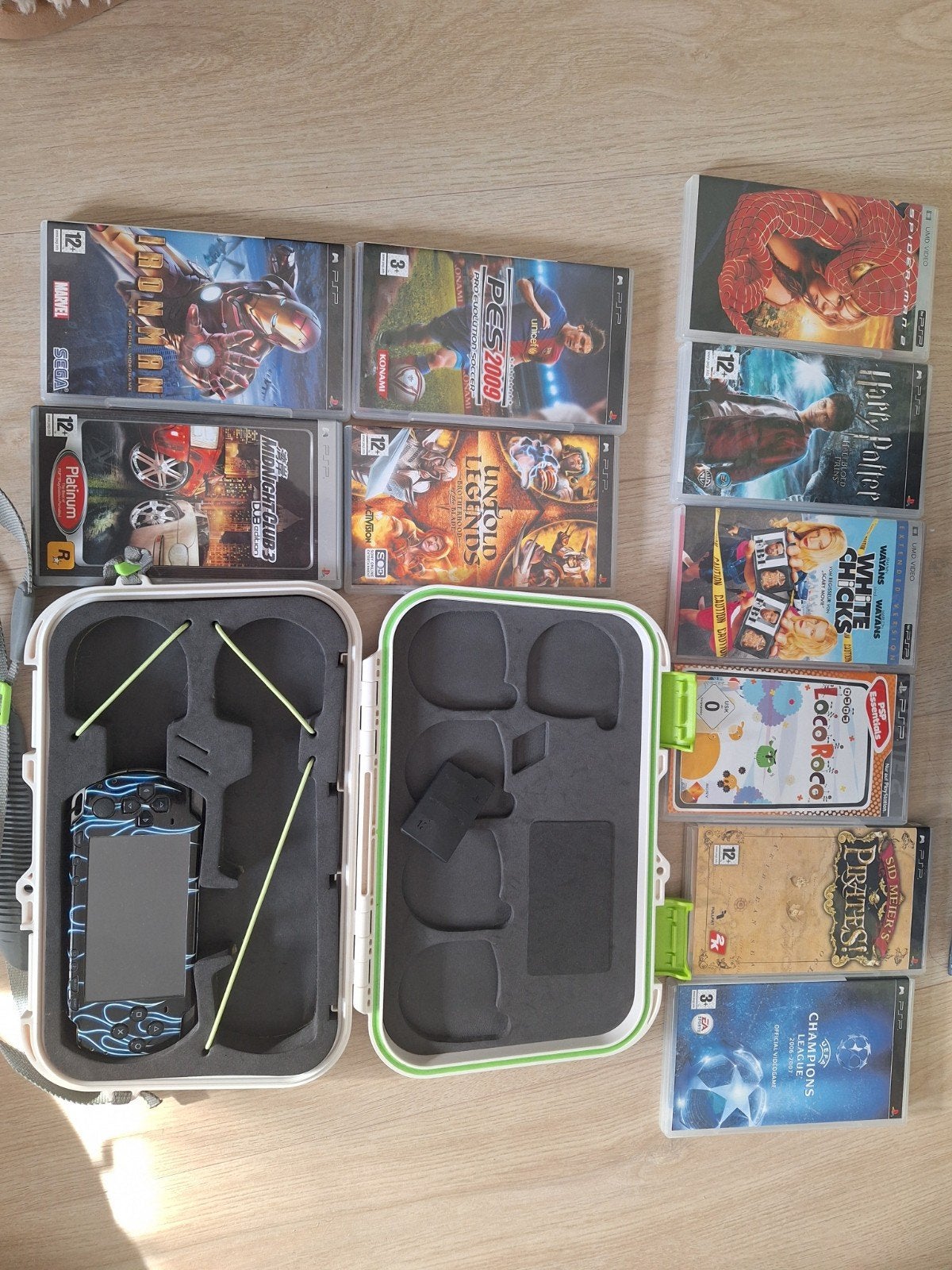 PlayStation Portable (PSP) met games, films en opbergdoos, Ophalen of Verzenden, Niet werkend, PSP, Met games