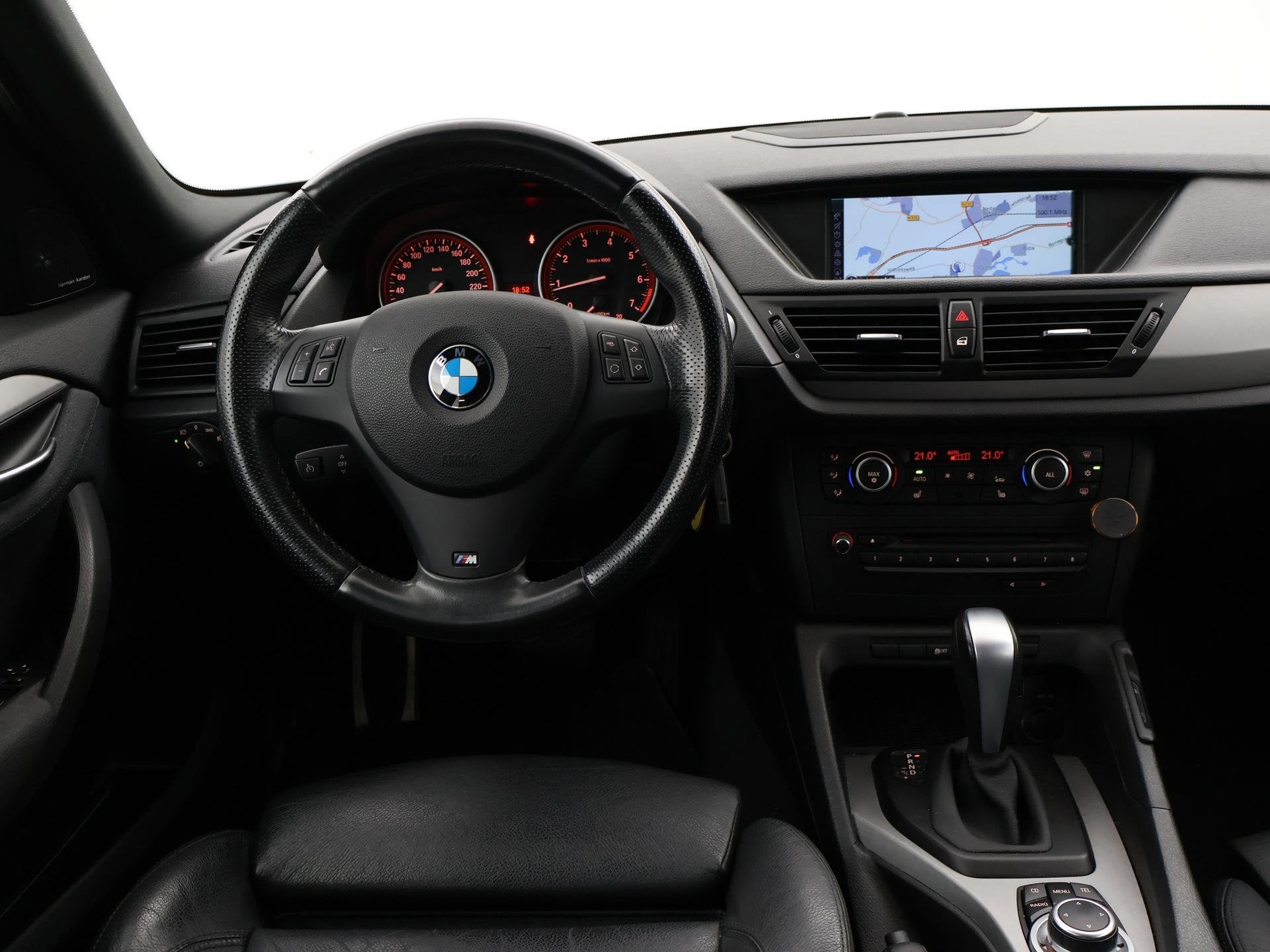 BMW X1 sDrive18i AUT. M-SPORT + LEDER SPORTINTERIEUR | HARMA, Euro 5, Achterwielaandrijving, Zwart, 4 cilinders