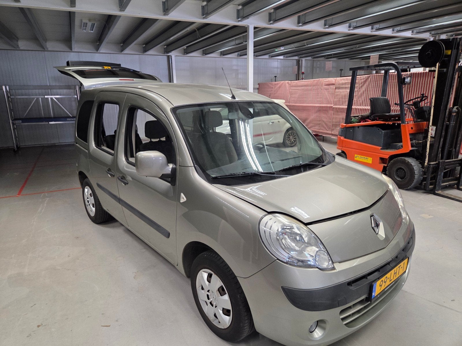 Rolstoel Kangoo automaat VB luchtvering 1.6, Auto's, Stof, Beige, 4 cilinders, Renault