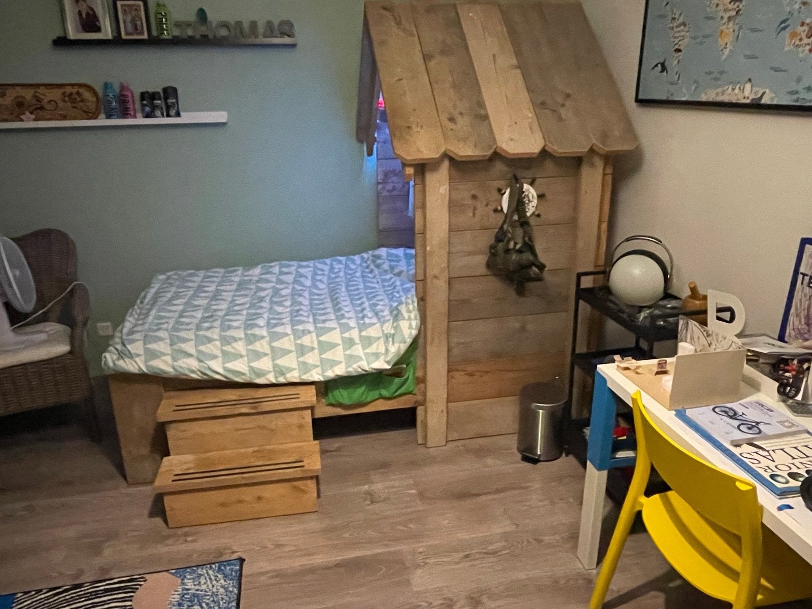 Uniek Houten Huisbed met Trapje - Zo goed als nieuw, Ophalen, 90 cm, Eenpersoons, Bruin