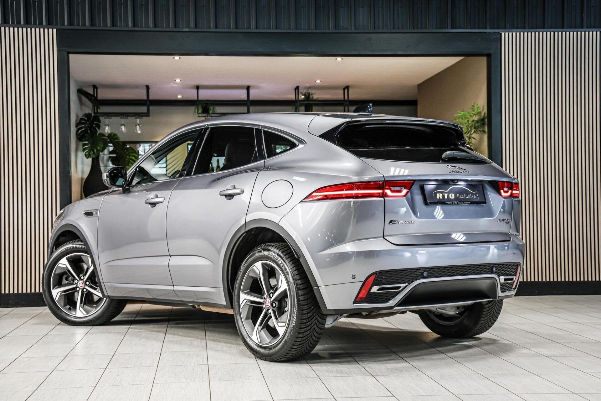 Jaguar E-Pace 1.5 P300e AWD R-Dynamic S|Leder|Carplay|Camera, Auto's, Automaat, Met garantie (alle), 2102 kg, Bedrijf