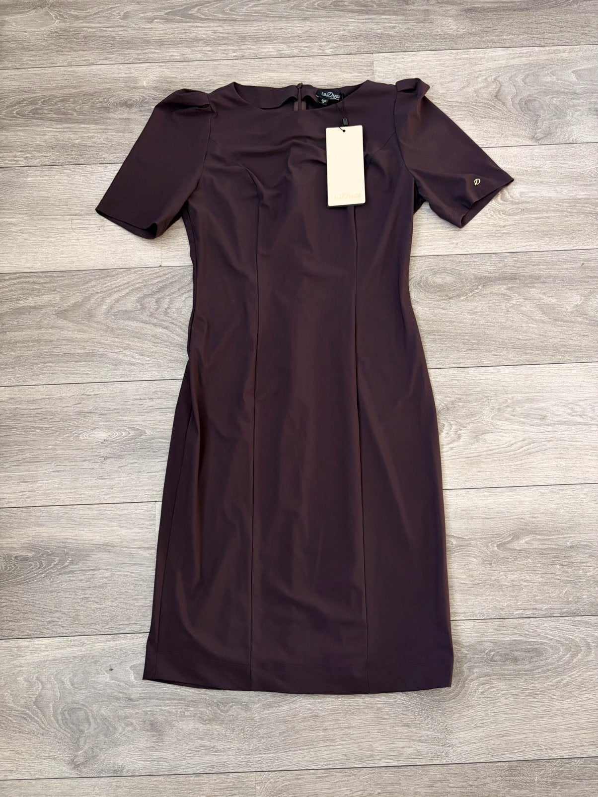 Nieuwe LaDress travelstof kokerjurk maat xs, Bruin, Ophalen of Verzenden, Zo goed als nieuw, Knielengte