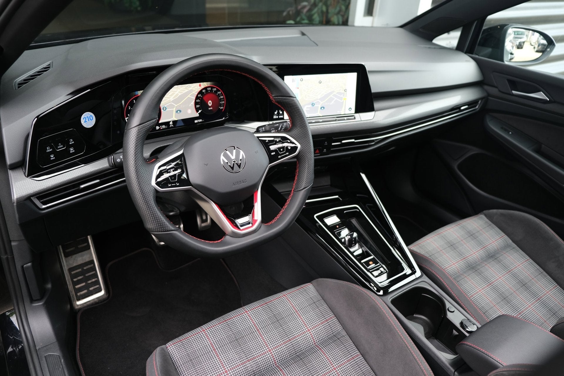 Volkswagen Golf 8 2.0 TSI GTI 245PK DSG Pano Virtual Led Cam, Auto's, Parkeerassistent, 730 kg, Gebruikt, 4 cilinders