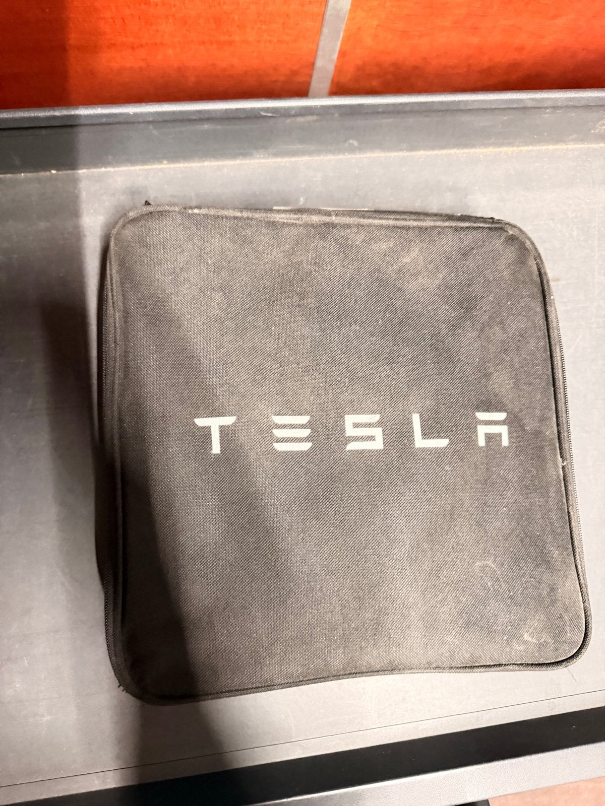 Foto 2 van Tesla Mobile Connector Gen 2 - Universeel Laadkabel