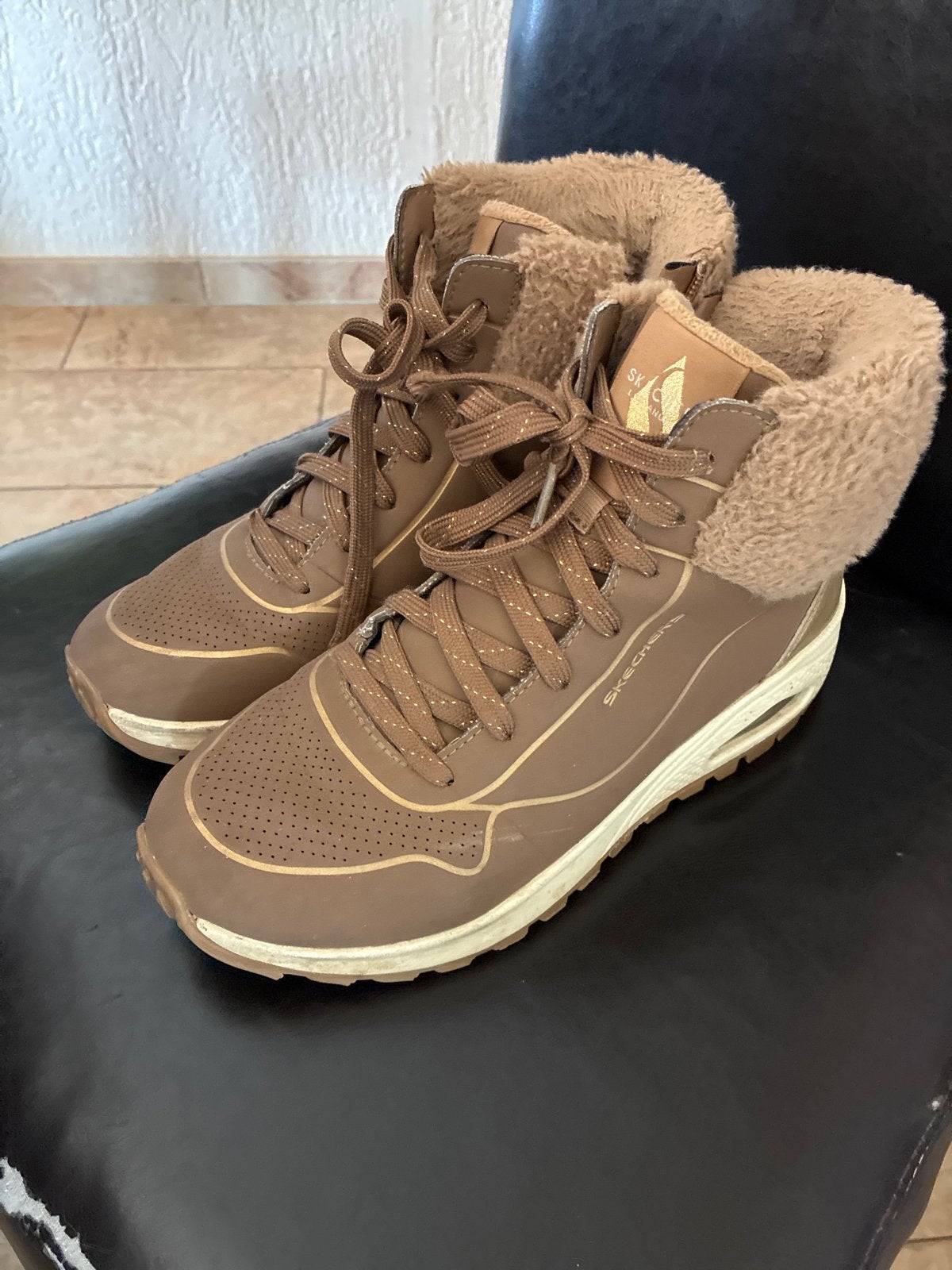 Skechers dames winter sneakers - Bruin met bont, Kleding | Dames, Schoenen, Ophalen of Verzenden, Zo goed als nieuw, Bruin, Sneakers of Gympen