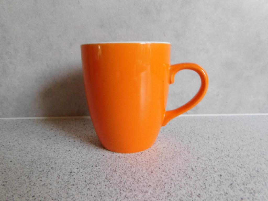 Mok 10x8 cm. 280 ml. New Bone China Oranje Hema, Ophalen of Verzenden, Zo goed als nieuw, Overige stijlen, Kop(pen) en/of Schotel(s)