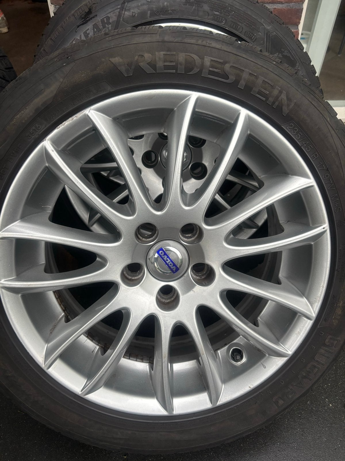 4x Volvo velgen 17 inch met winterbanden 235/45 R17, Ophalen, Gebruikt, Banden en Velgen, 17 inch