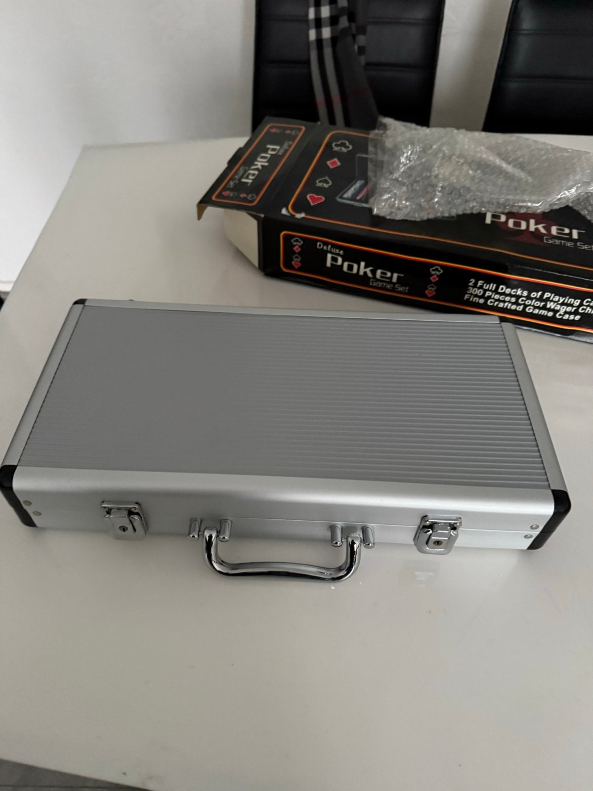 Deluxe Poker Game Set met 300 fiches in aluminium koffer, Drie of vier spelers, Ophalen of Verzenden, Nieuw