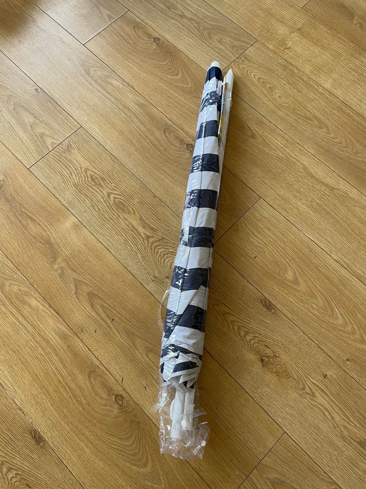 Beach umbrella, Ophalen, Zo goed als nieuw