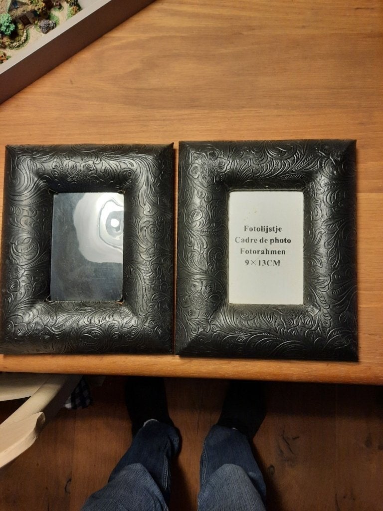 2x zwart leer achtig foto lijstjes 18 x21 binnen maat 9x13, Overige materialen, Hangend, 13 cm, Ophalen of Verzenden