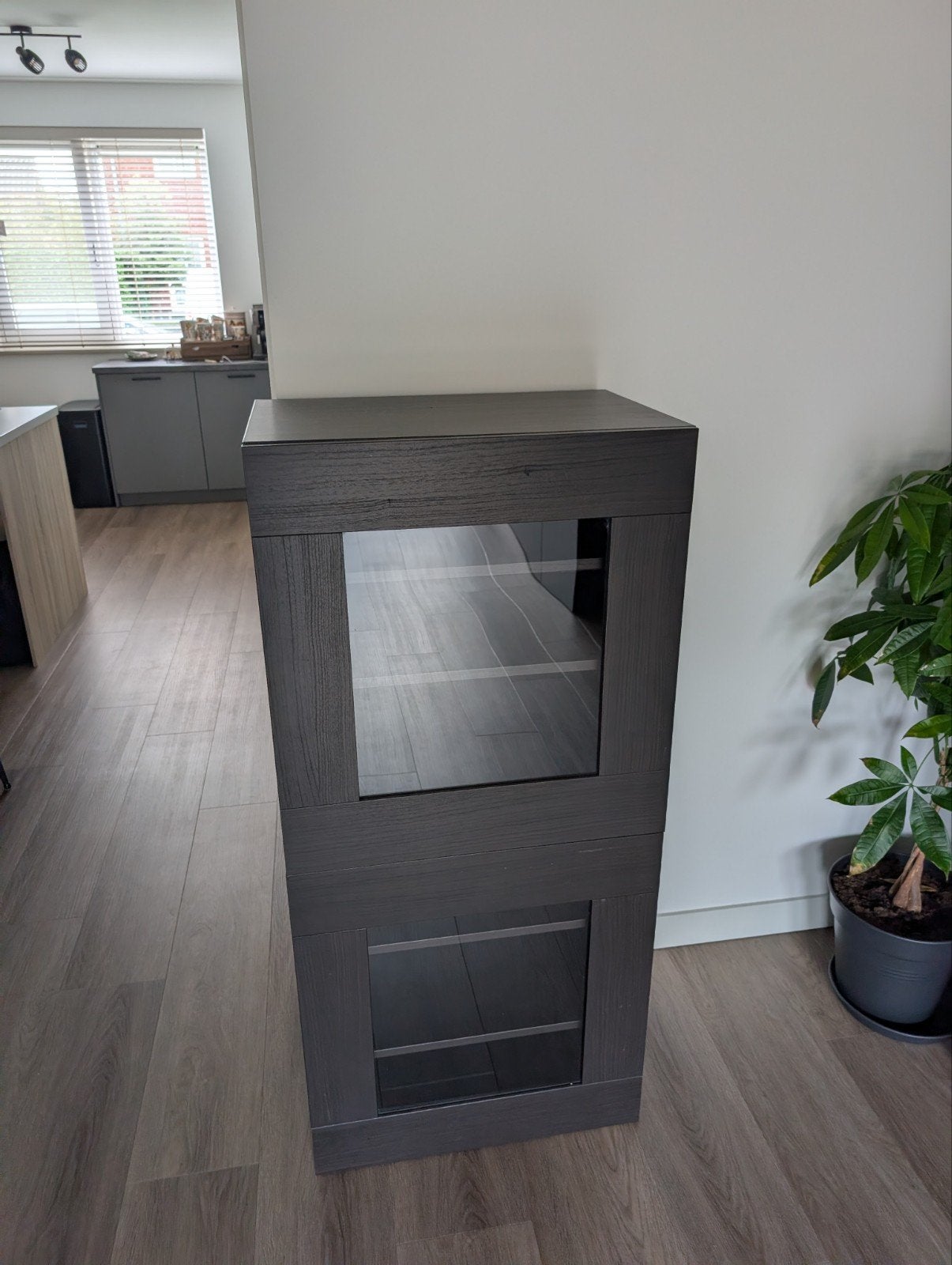 Vitrinekast IKEA Besta 128x60x40 cm met glazen deur, Ophalen, 100 tot 150 cm, Meerdere deuren, 50 tot 100 cm