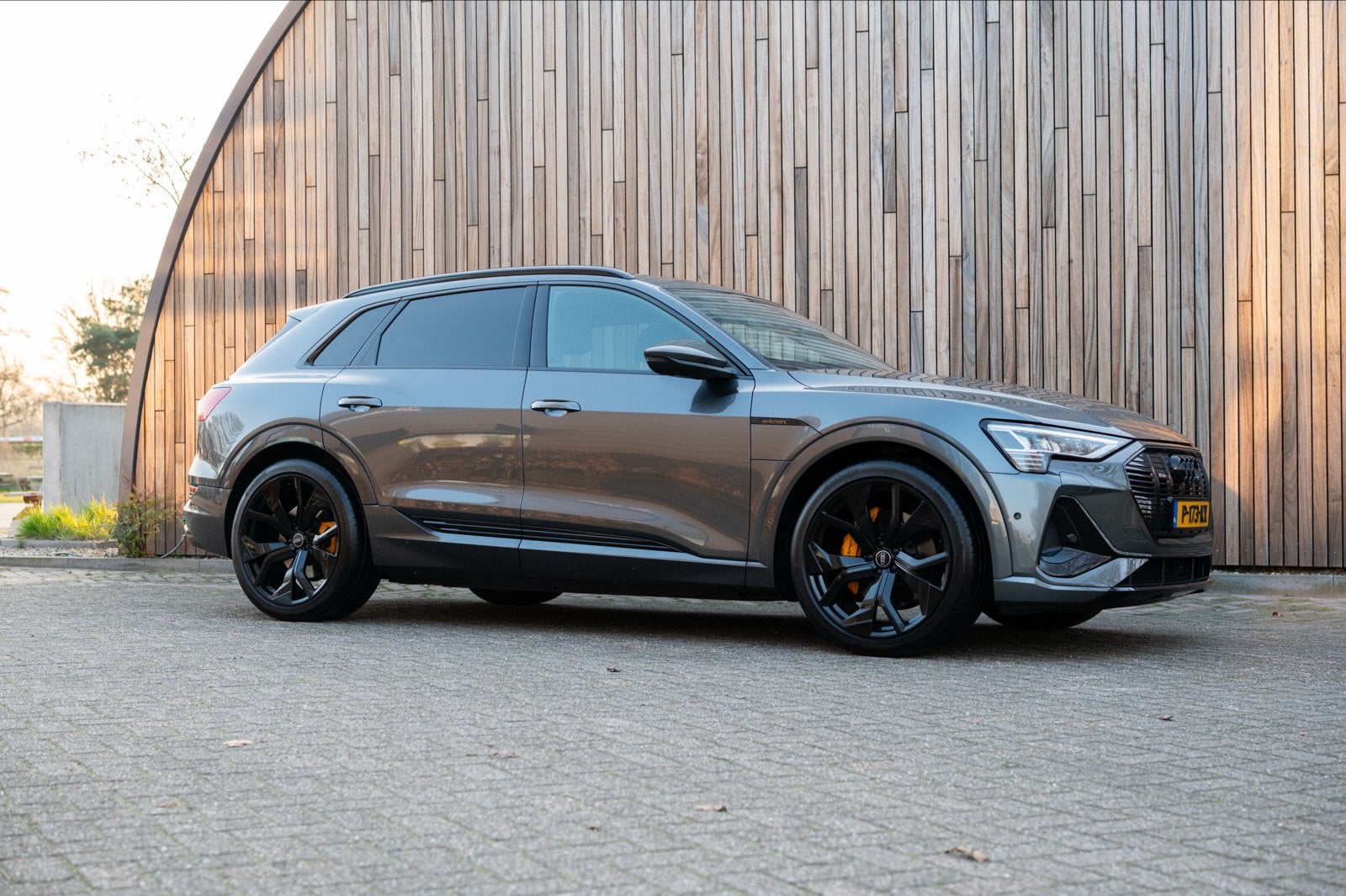 Audi e-tron 55 quattro S line | 22” RSQ8 | SoH 89% | BTW, Automaat, 131 €/maand, 1800 kg, 95 pk