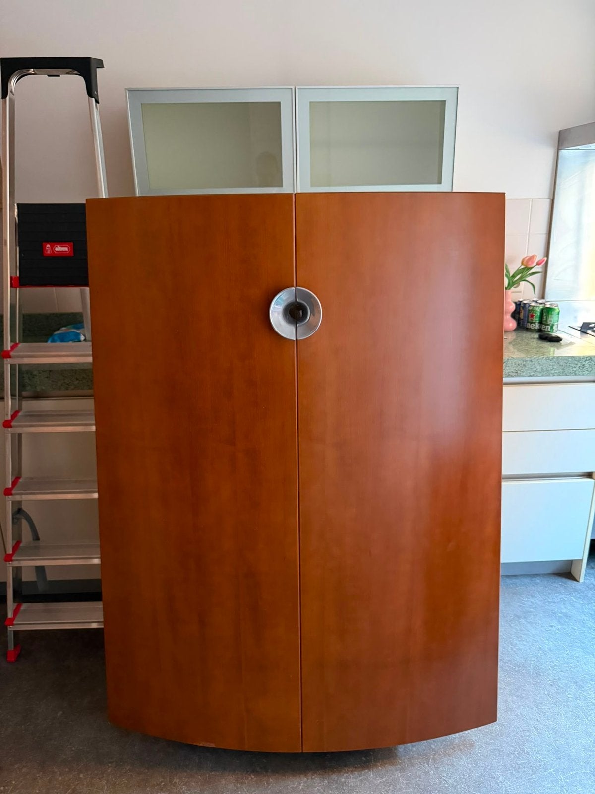 Houten kast met ronde deuren, Ophalen, Gebruikt