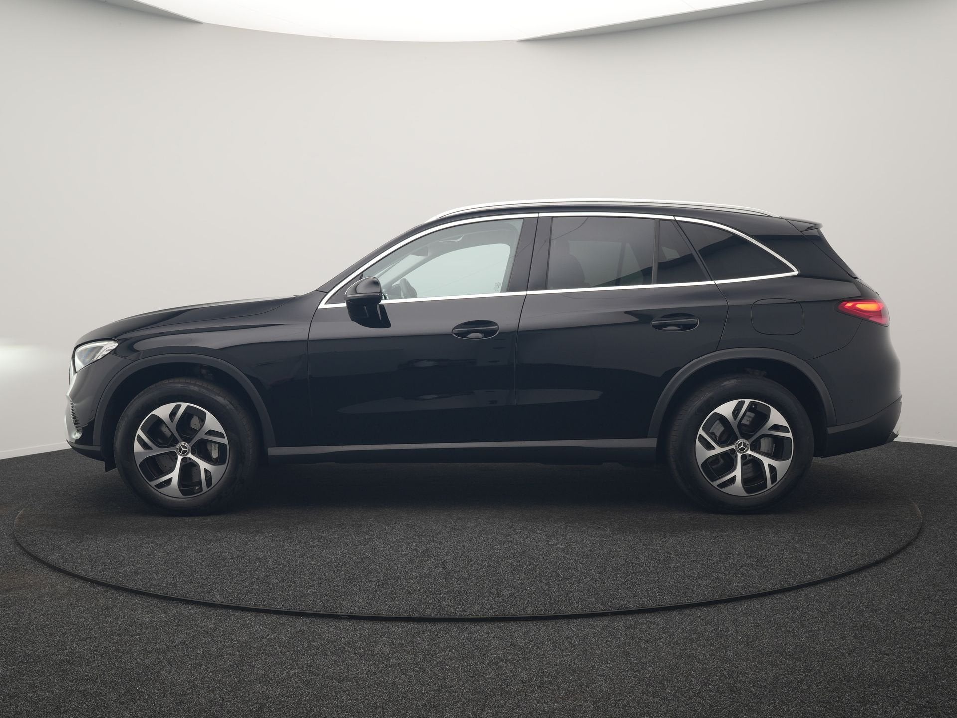 Mercedes-Benz GLC 300e 4MATIC Avantgarde PHEV 313pk Dealer O, Auto's, Mercedes-Benz, Gebruikt, Zwart, Zwart, Vierwielaandrijving