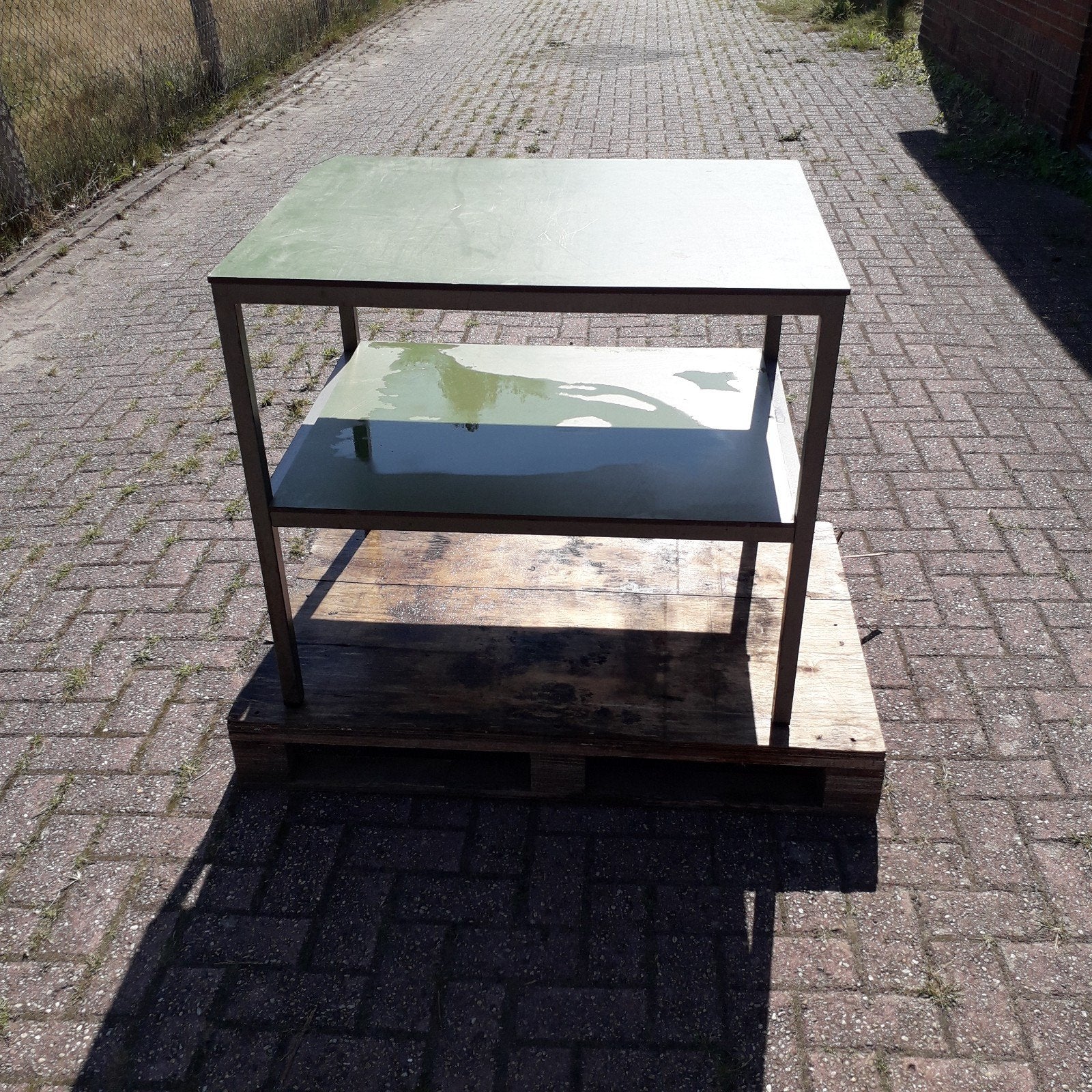 Foto 5 van Stevige werkbank met Trespabladen en metalen frame