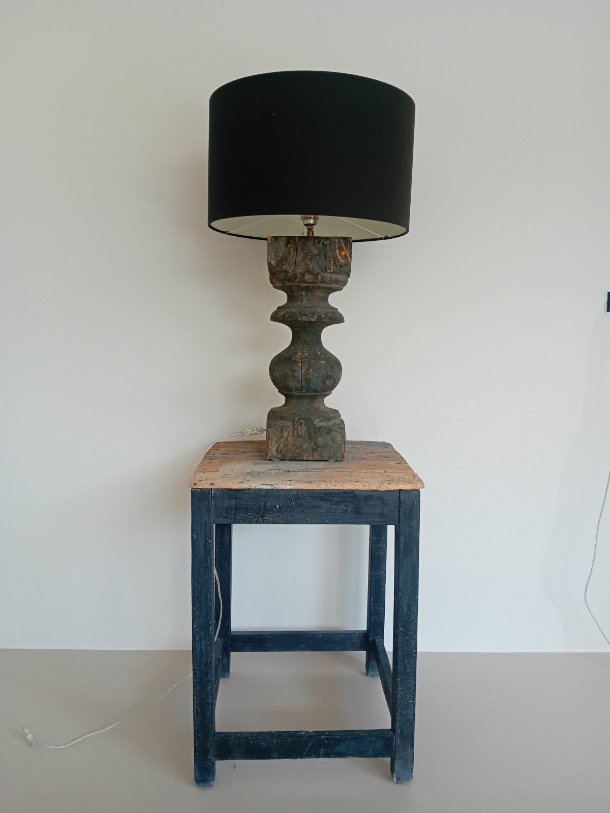 Oude balusterlamp met zwarte kap en tafeltje, Huis en Inrichting, Ophalen, Hout, Met kap