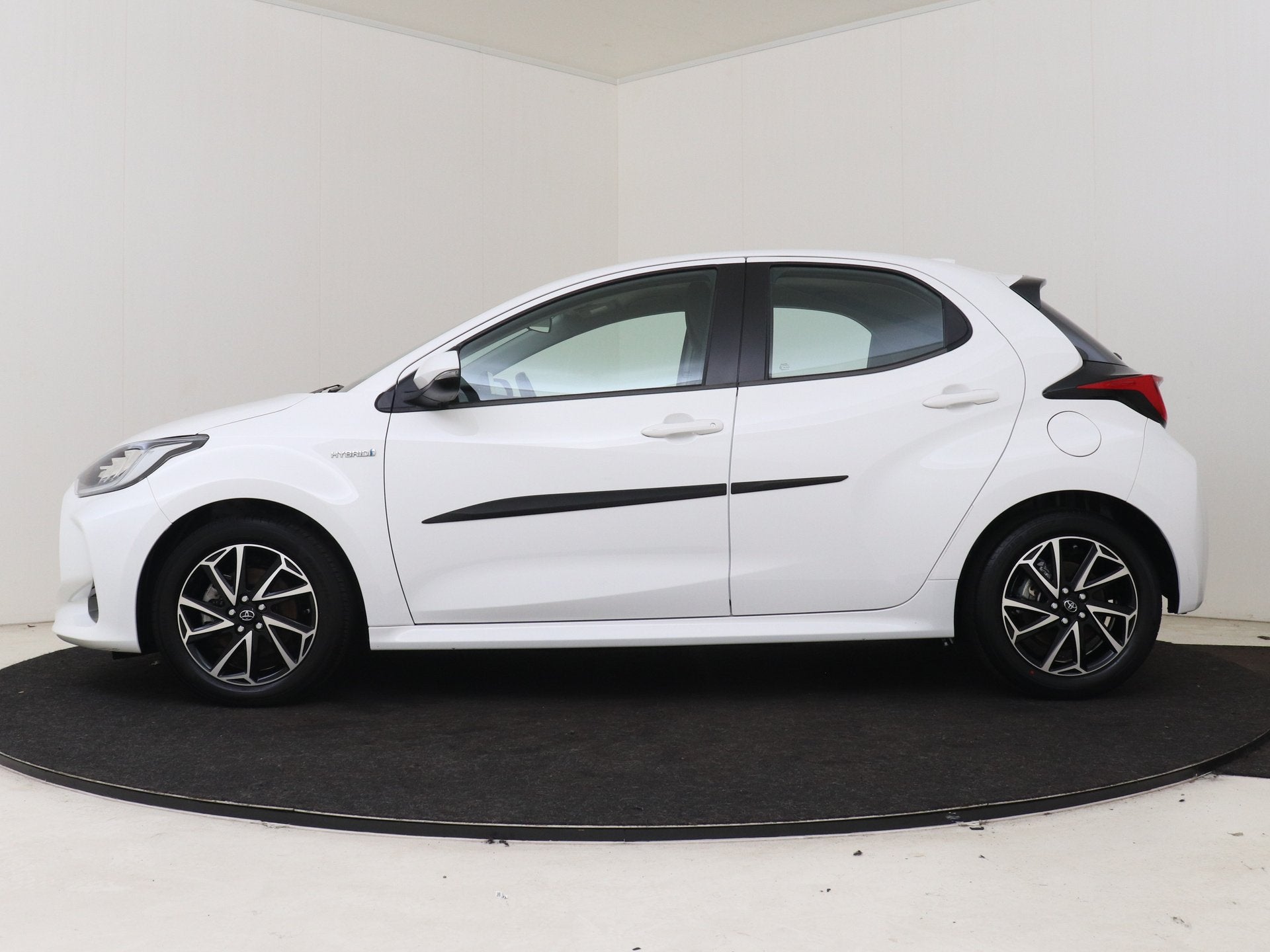 Toyota Yaris 1.5 Hybrid First Edition | BTW voertuig | Navig, Gebruikt, Bedrijf, Hybride Elektrisch/Benzine, 3 cilinders