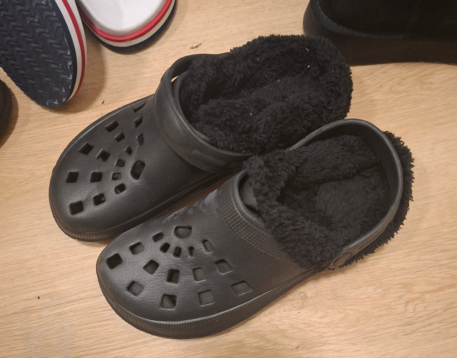 Zwarte gevoerde clogs - Maat 41, Ophalen of Verzenden, Zo goed als nieuw, Zwart, Slippers