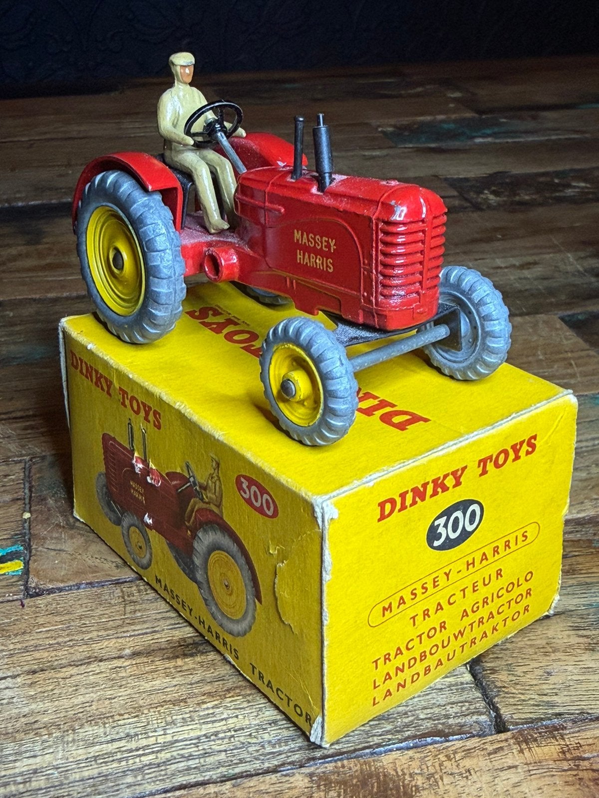 Dinky Toys 300 Massey-Harris Tractor met originele doos, Ophalen of Verzenden, Gebruikt, Tractor of Landbouw, Dinky Toys