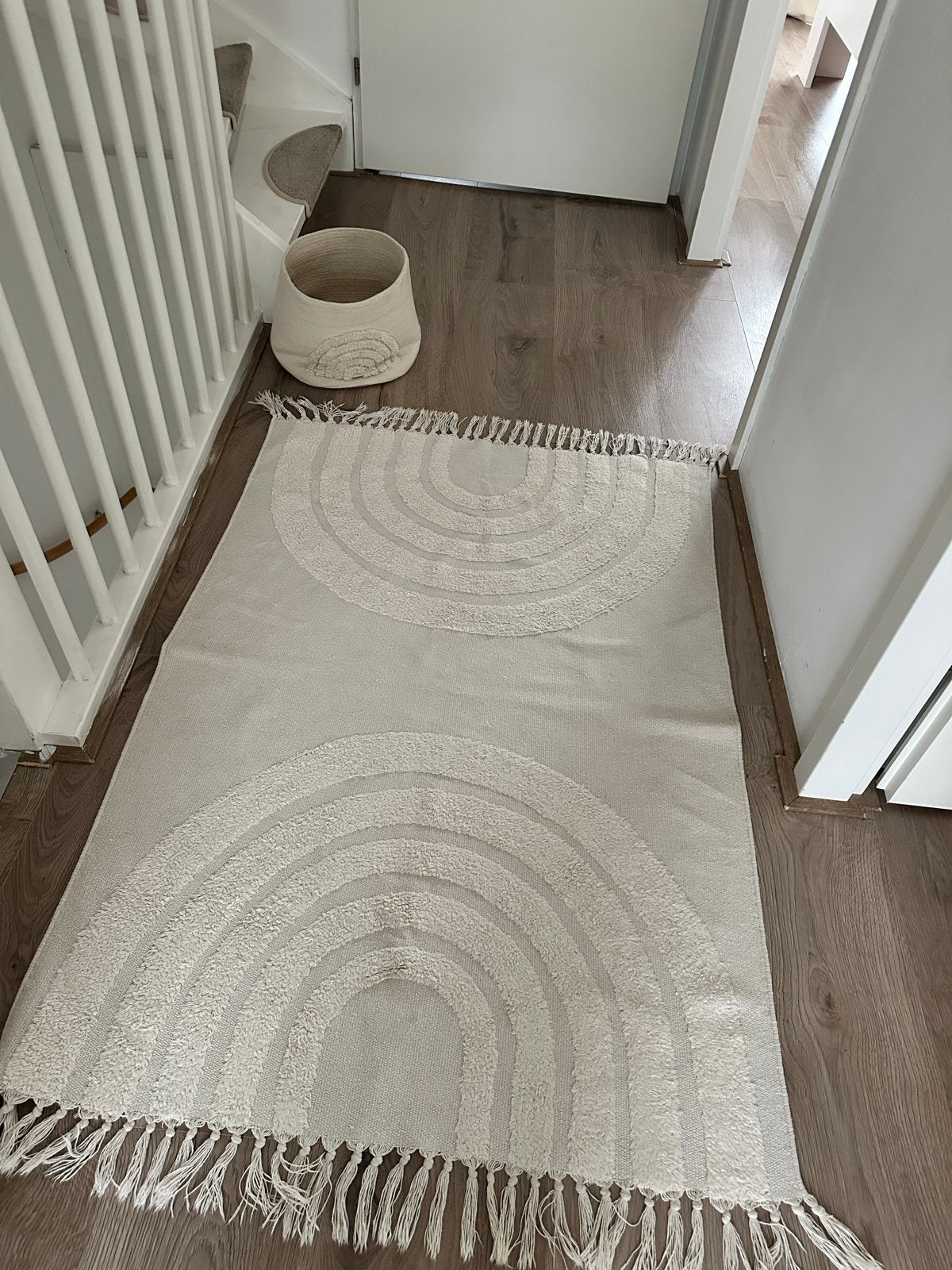 Tapijt en mand set met regenboog design, Huis en Inrichting, Ophalen, 100 tot 150 cm, Beige, 50 tot 100 cm