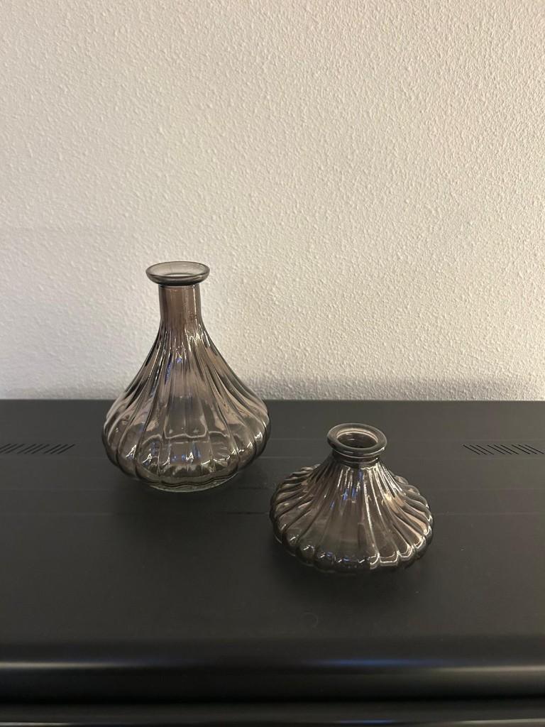 2 kleine zwarte (gerookte) glazen vaasjes, Zwart, Nieuw, Ophalen of Verzenden, Glas