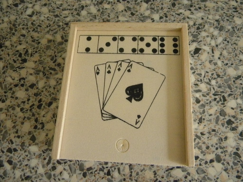 SPEELKAARTEN EN DOBBELSTENEN IN HOUTEN KISTJE NIEUW, POKER, Ophalen of Verzenden, Nieuw