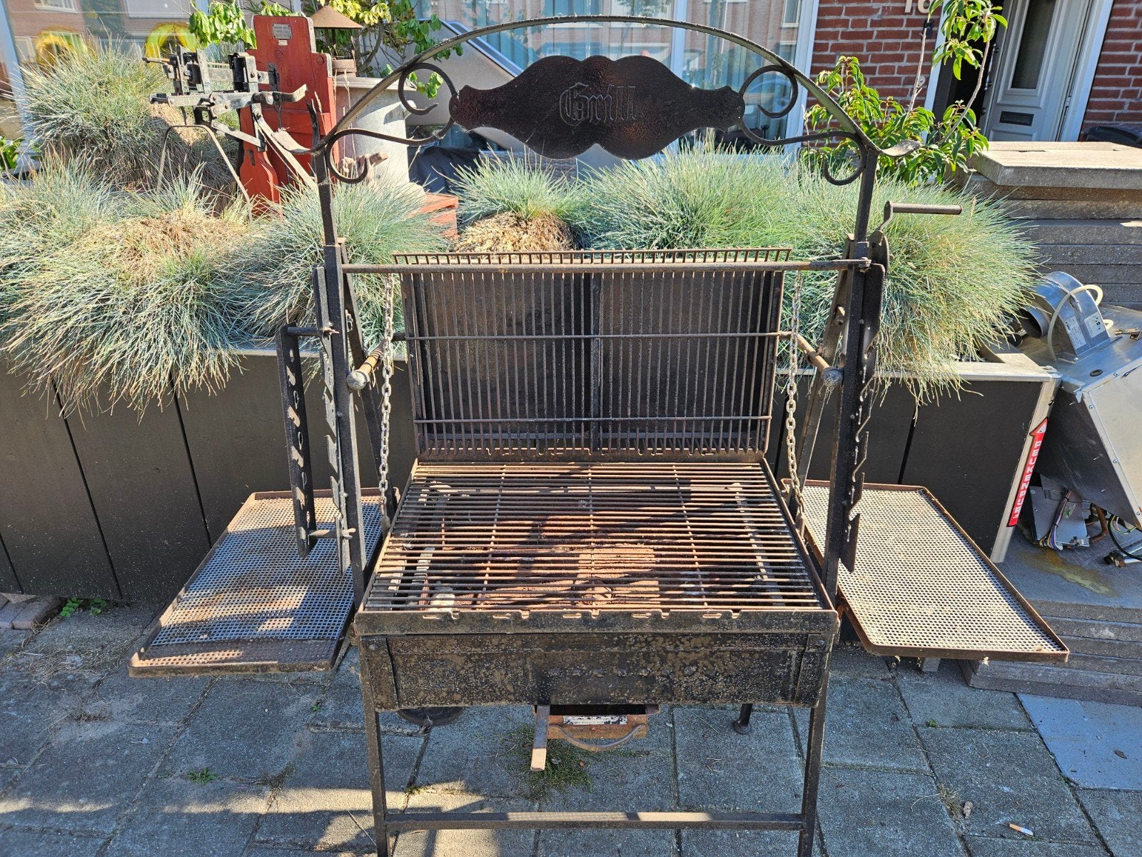 Argentijnse houtskool barbecue, Ophalen, Gebruikt, Met accessoires