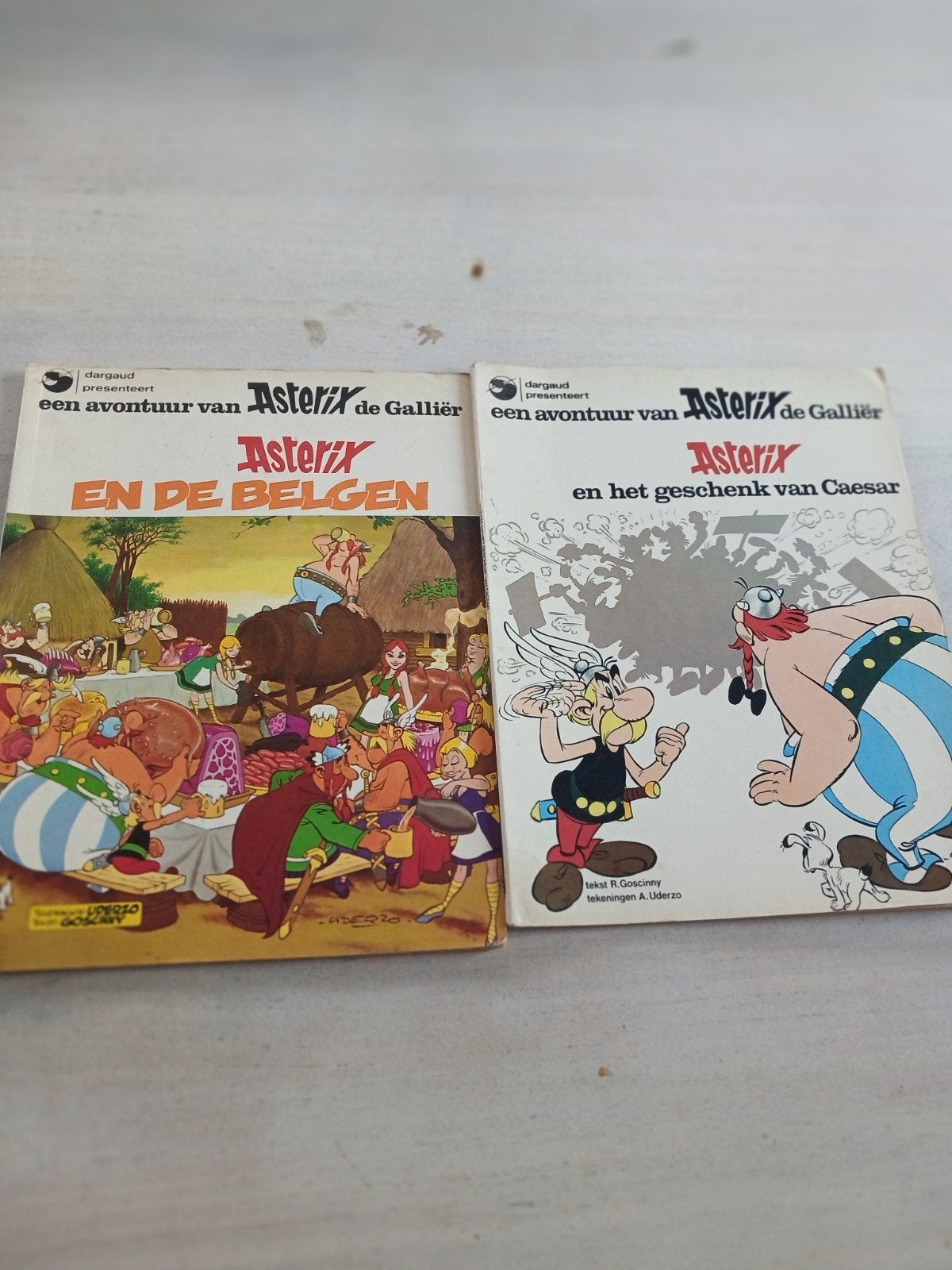 Asterix en de Belgen & Asterix en het geschenk van Caesar, Boeken, Stripboeken, Meerdere stripboeken, Ophalen of Verzenden, Gelezen