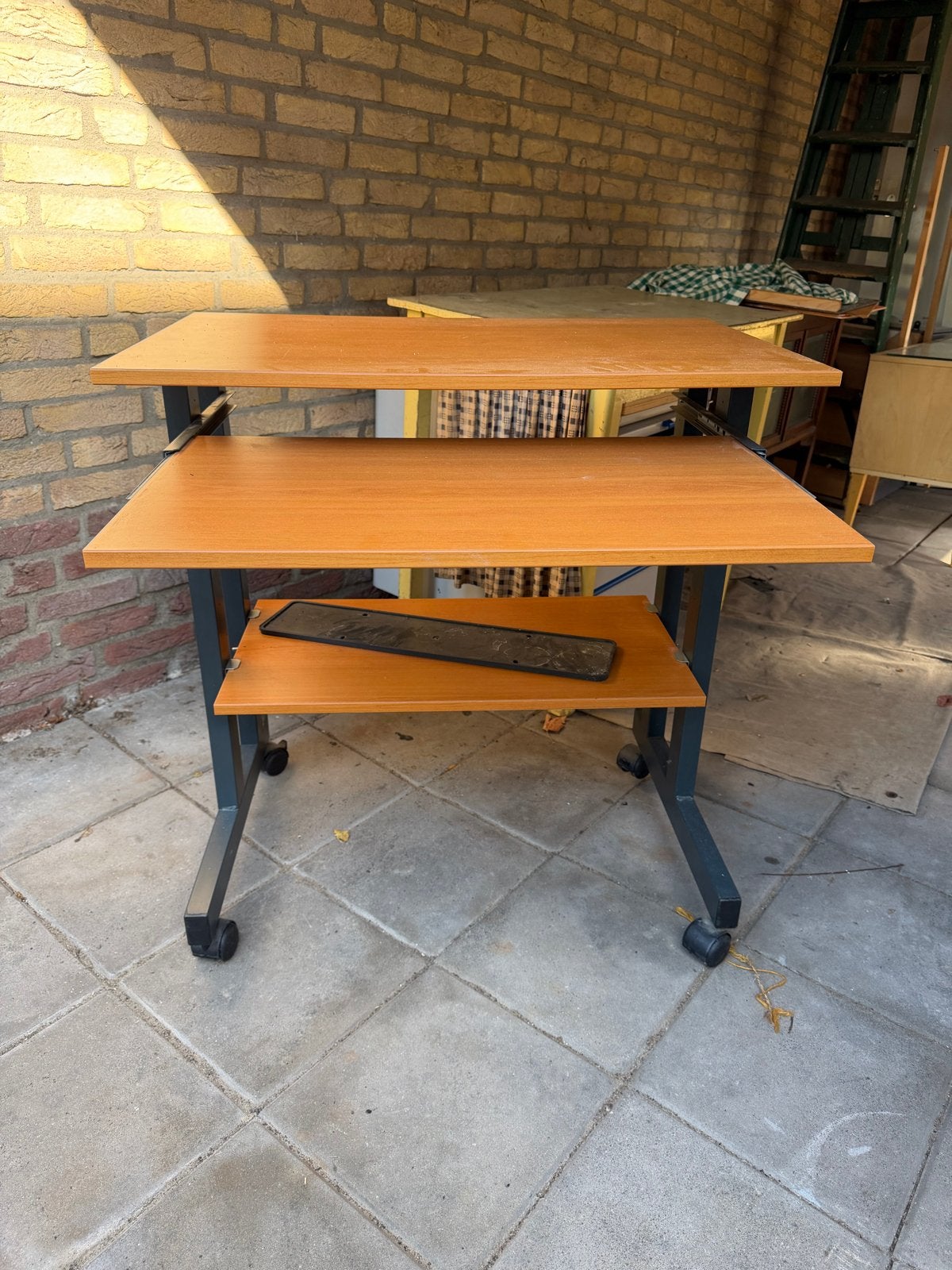 Foto 3 van Compact computerbureau op wielen - ideaal voor kleine ruimte