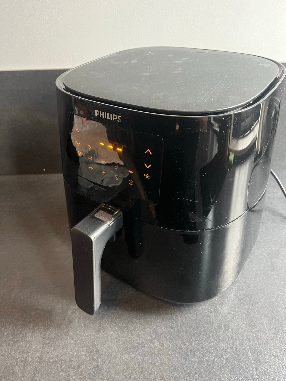 Foto 2 van Philips Essential Airfryer XL HD9280/90 met wifi