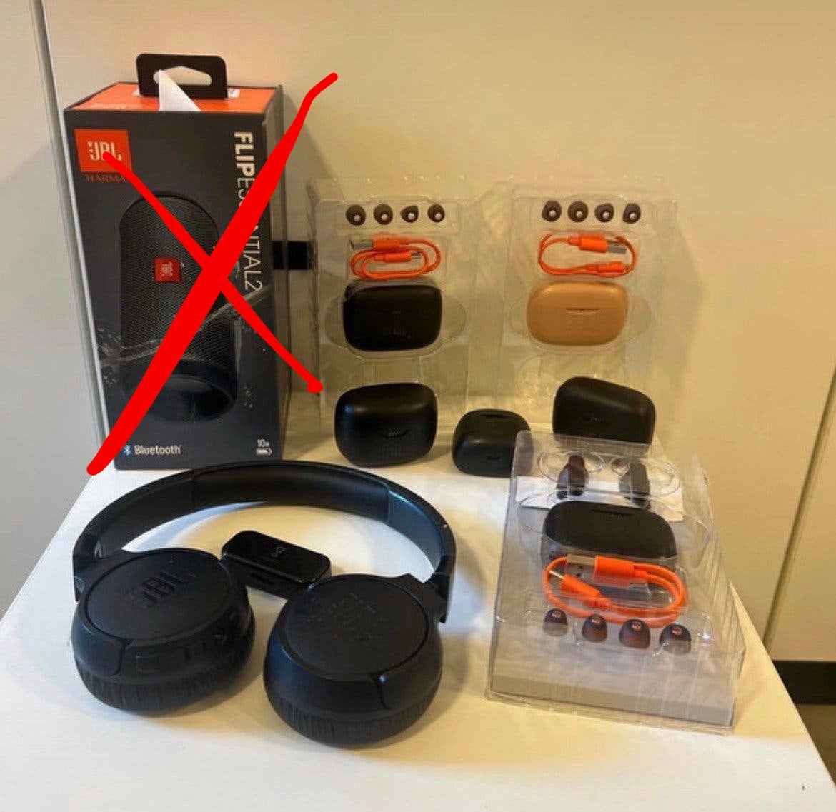 JBL Bundel 2 foto’s - om te refurbishen, In-ear, JBL, Bluetooth, Ophalen of Verzenden