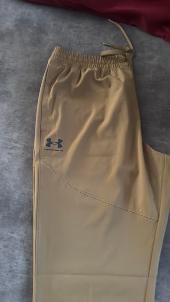 Te koop under amour trainingsbroek heren mt l, Maat 52/54 (L), Bruin, Nieuw, Ophalen of Verzenden