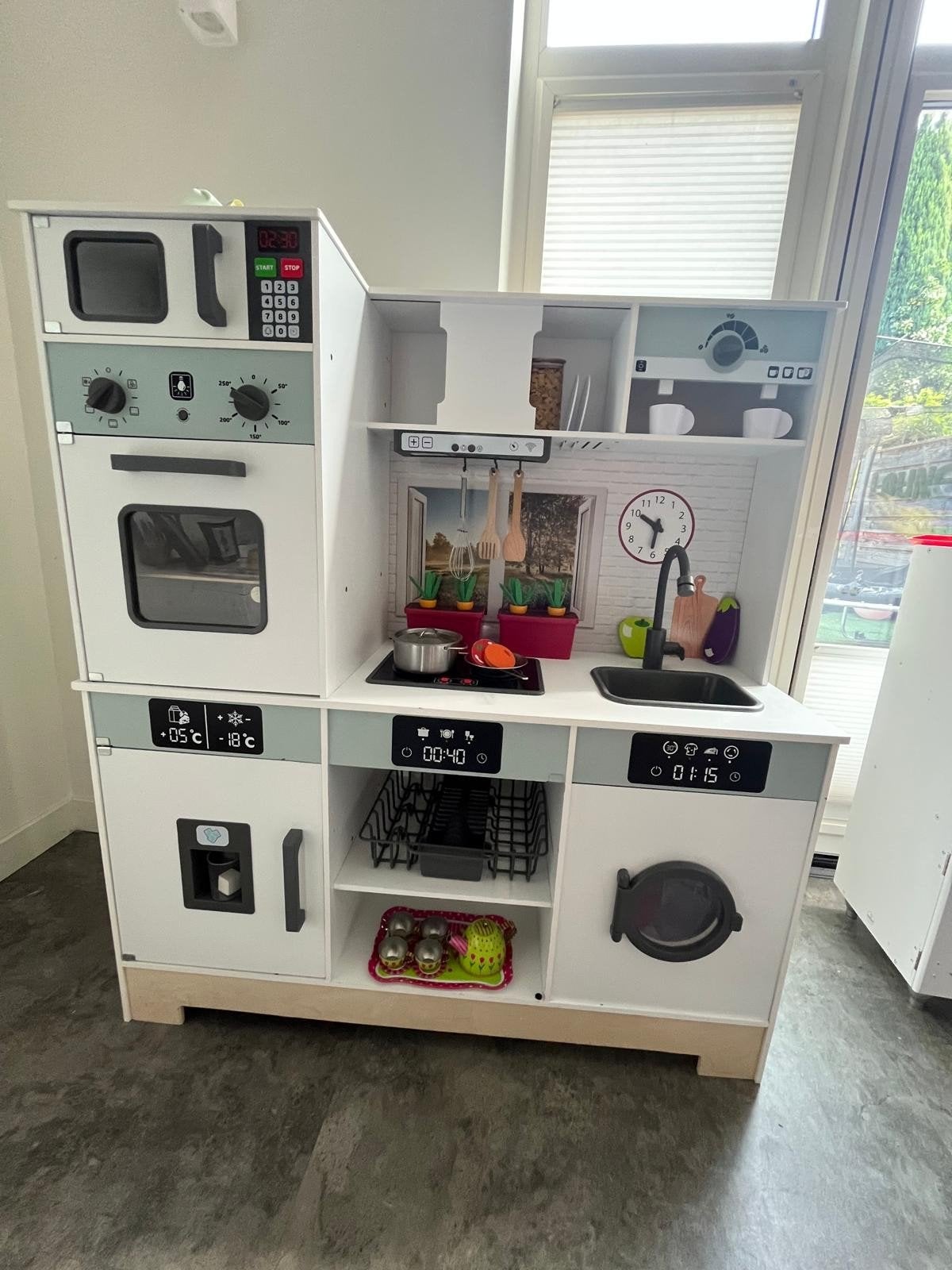 Grote kinderkeuken met accessoires