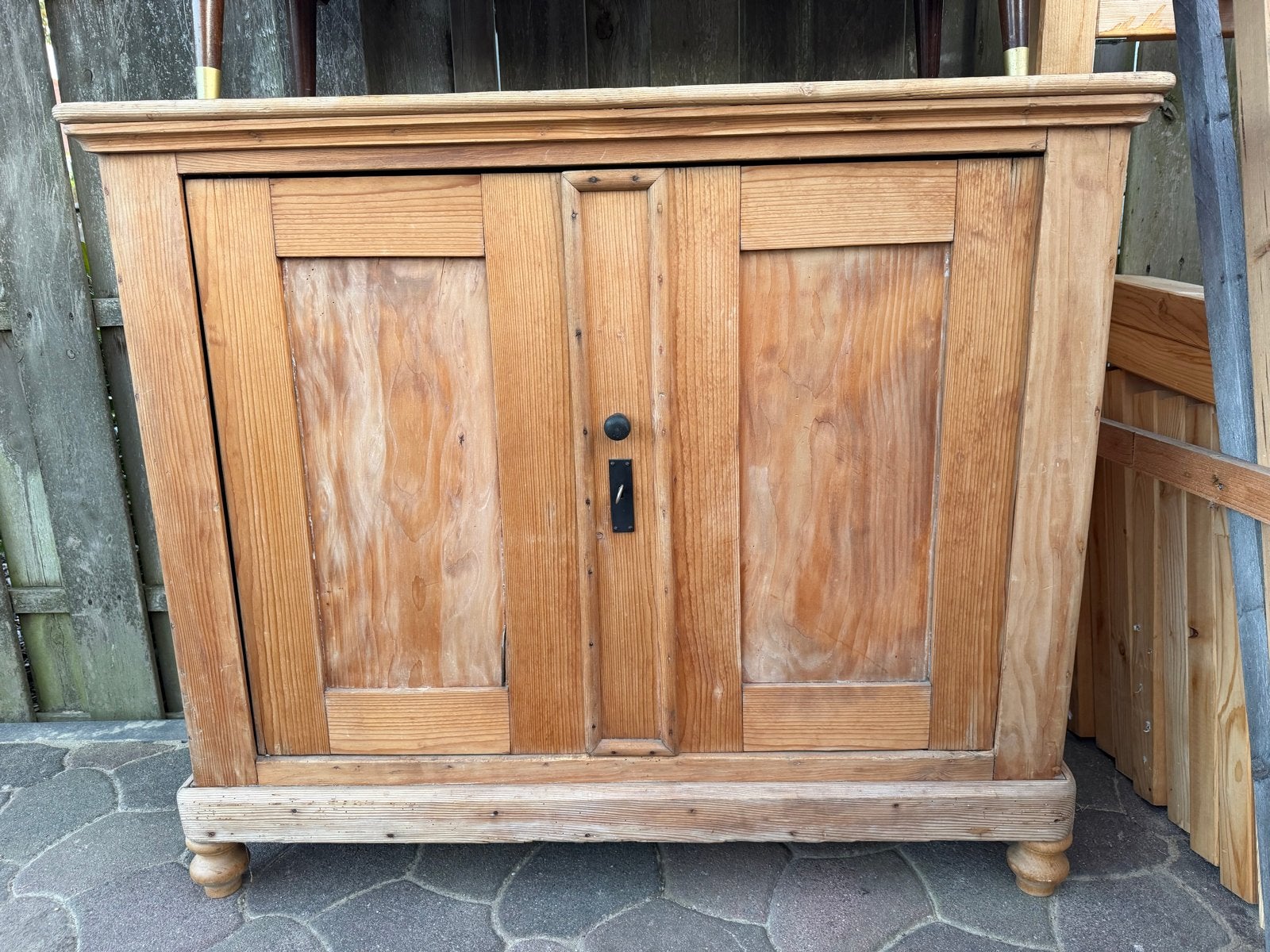 Antieke houten kast met twee deuren, Ophalen
