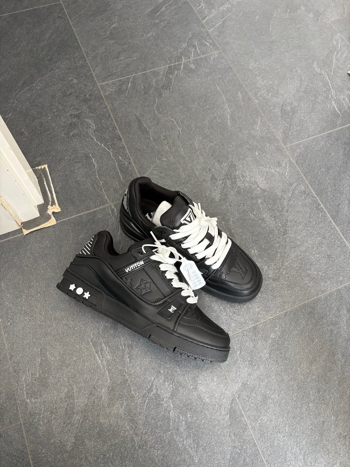 Louis Vuitton Sneakers Zwart - Nieuw, Ophalen of Verzenden, Nieuw, Zwart, Sneakers of Gympen