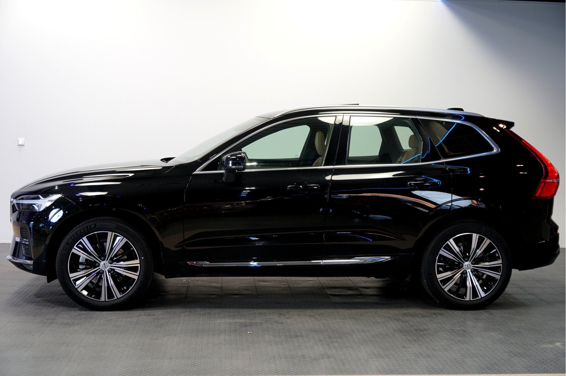 Volvo XC60 B4 155kW/211pk Aut8 MHEV Ultimate Bright PANORAMA, Dealer onderhouden, Gebruikt, 4 cilinders, Zwart