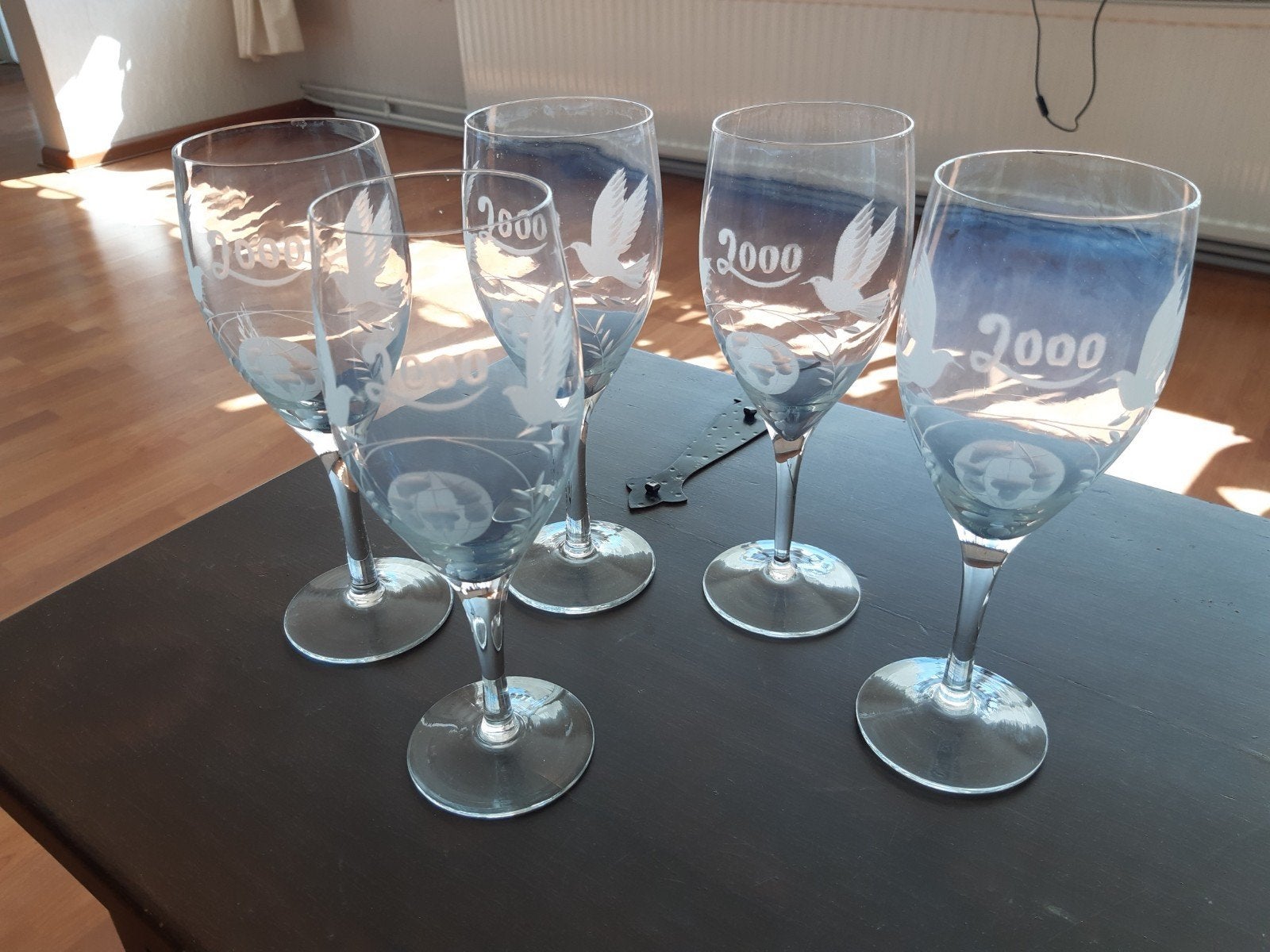 5 Wijnglazen met Millennium 2000 inscriptie, Ophalen of Verzenden, Zo goed als nieuw, Overige typen