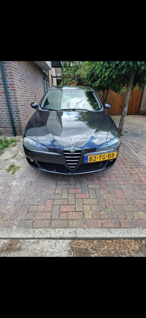 Alfa Romeo 147 1.6 T.spark 16V 77KW 5DR 2006 Zwart, Auto's, Alfa Romeo, Voorwielaandrijving, Zwart, 4 cilinders, 400 kg