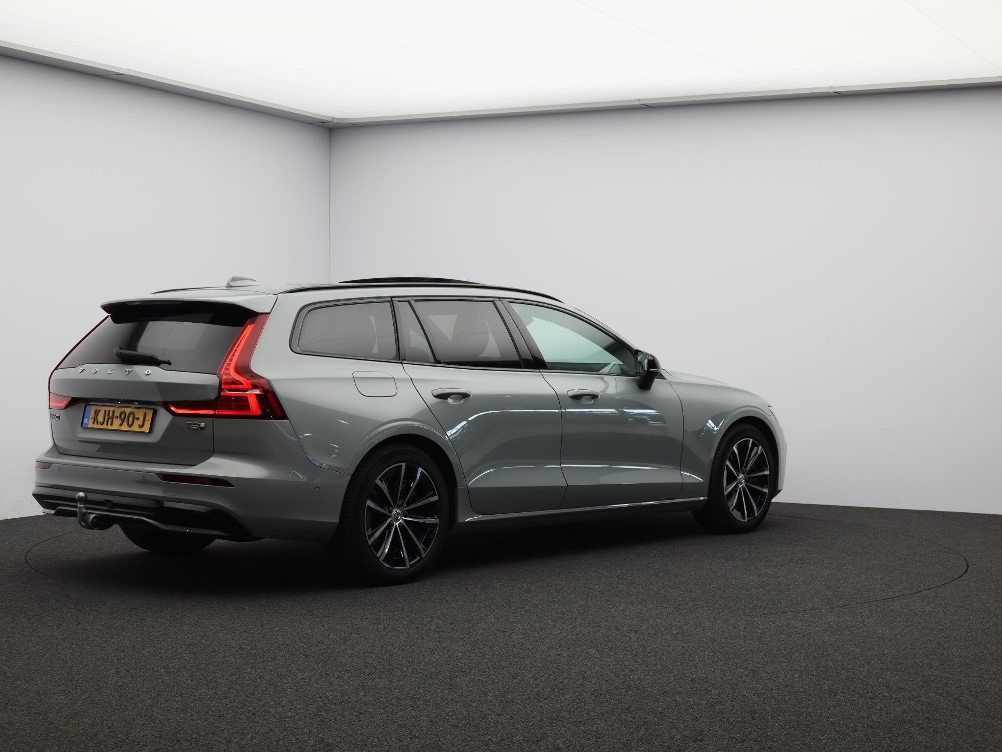 Volvo V60 2.0 T8 Plug-in hybrid AWD Plus Dark / Trekhaak / 3, Auto's, Stof, Gebruikt, 4 cilinders, 180 min