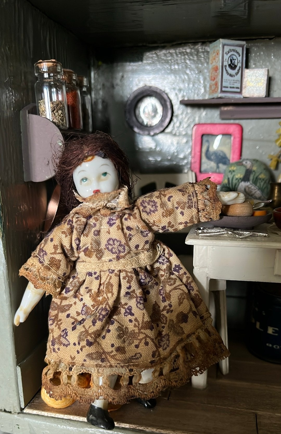 Heel oud popje porselein voor in poppenhuis, Antiek en Kunst, Ophalen of Verzenden